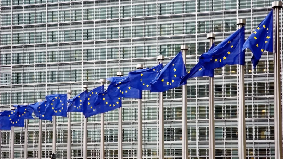האיחוד האירופי צפוי לעדכן כללי קריפטו בלחץ אמריקאי, במיוחד בענייני סטייבלקוין.