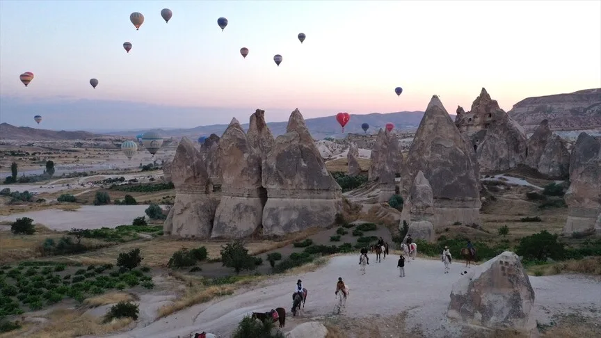Kapadokya'da 2024'ün ilk yarısında 256 bin turist balon turuna katıldı