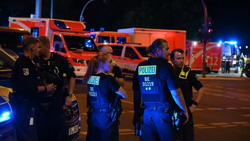 Berlin'de LGBT yürüyüşü alanı yakınında araç kalabalığa daldı: 1 ölü, çok sayıda yaralı