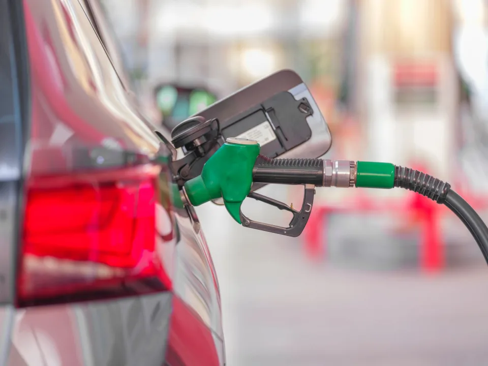 Vanaf vrijdag betaalt de Belg meer aan de pomp voor benzine.