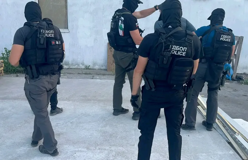 La policía irrumpió al amanecer en el puente sobre el Danubio.