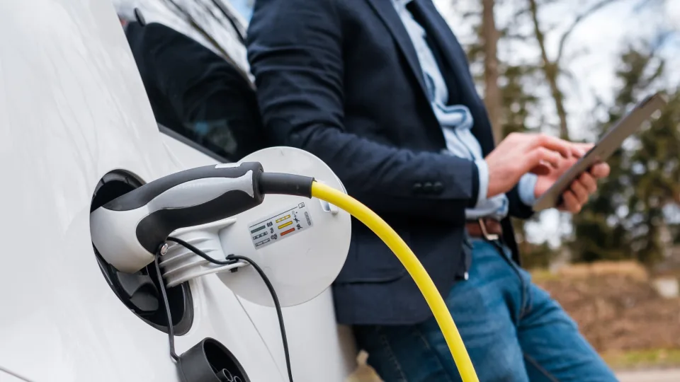 Almanya'da elektrikli otomobil indirimleri düşerken içten yanmalılarda arttı