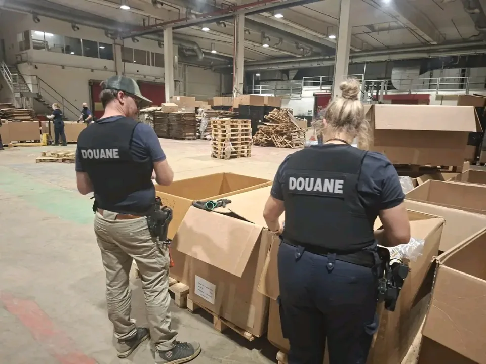 Rekordné množstvo falzifikátov po zásahu v tajnej továrni na cigarety v Charleroi
