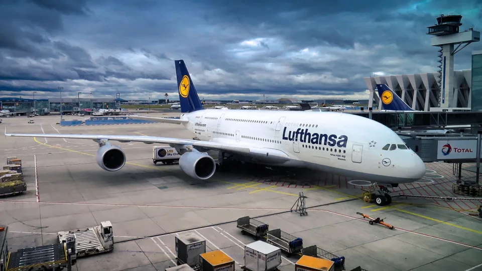 Lufthansa Almaniyada iqtisadi uçuşlarda pulsuz əl çantası qaydasını dəyişdi