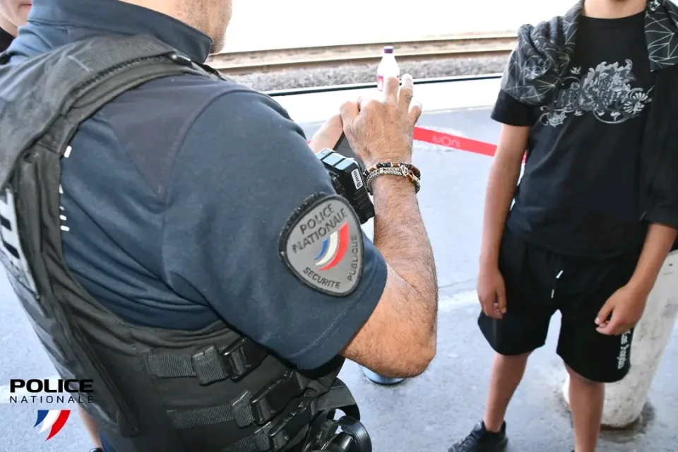 Operazione di polizia a Perpignan: minore fermato dopo resistenza e insulti agli agenti
