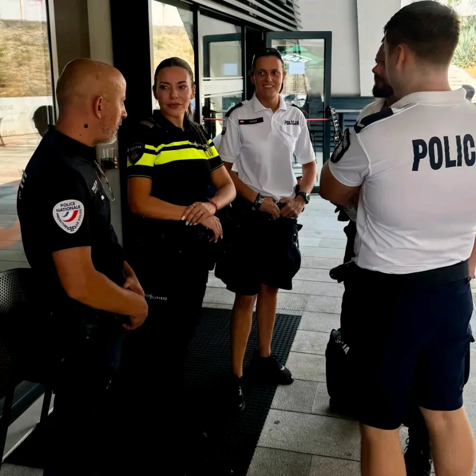 Холандска полицайка се включи в борбата с пожарите в Хърватия