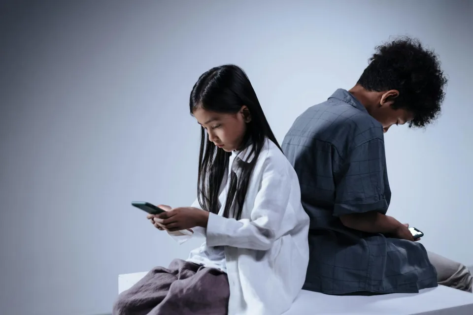 英国拟禁未成年人社媒令。