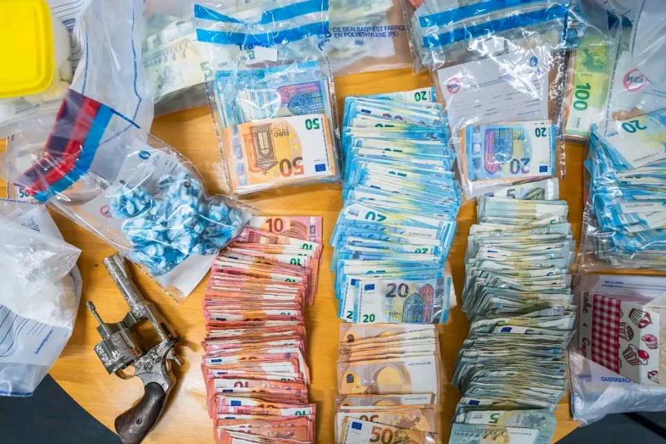 La policía federal belga asaltó varias viviendas en Bruselas este martes.
