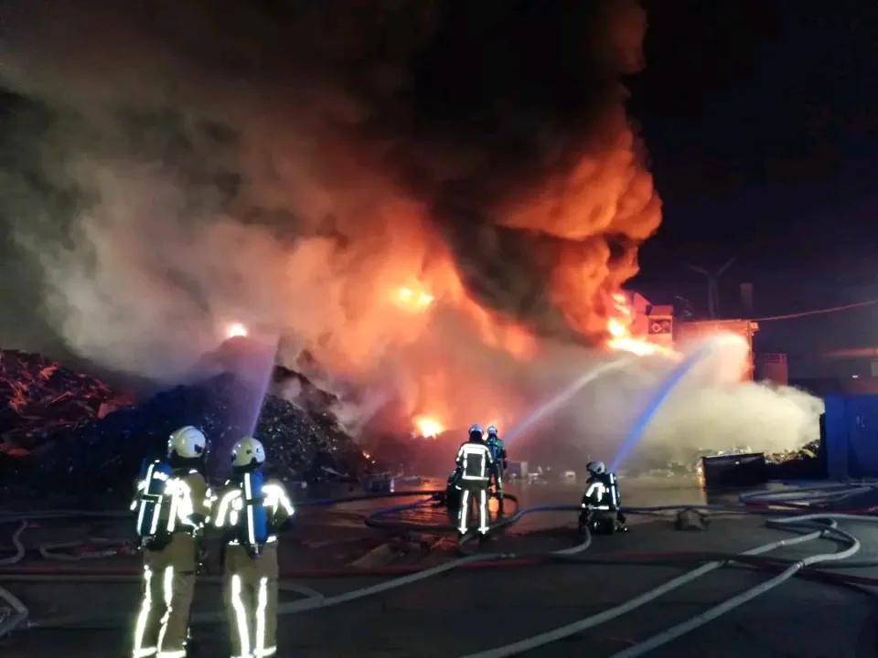 Großbrand in belgischem Abfallbetrieb drohte mehrere Gebäude zu beschädigen