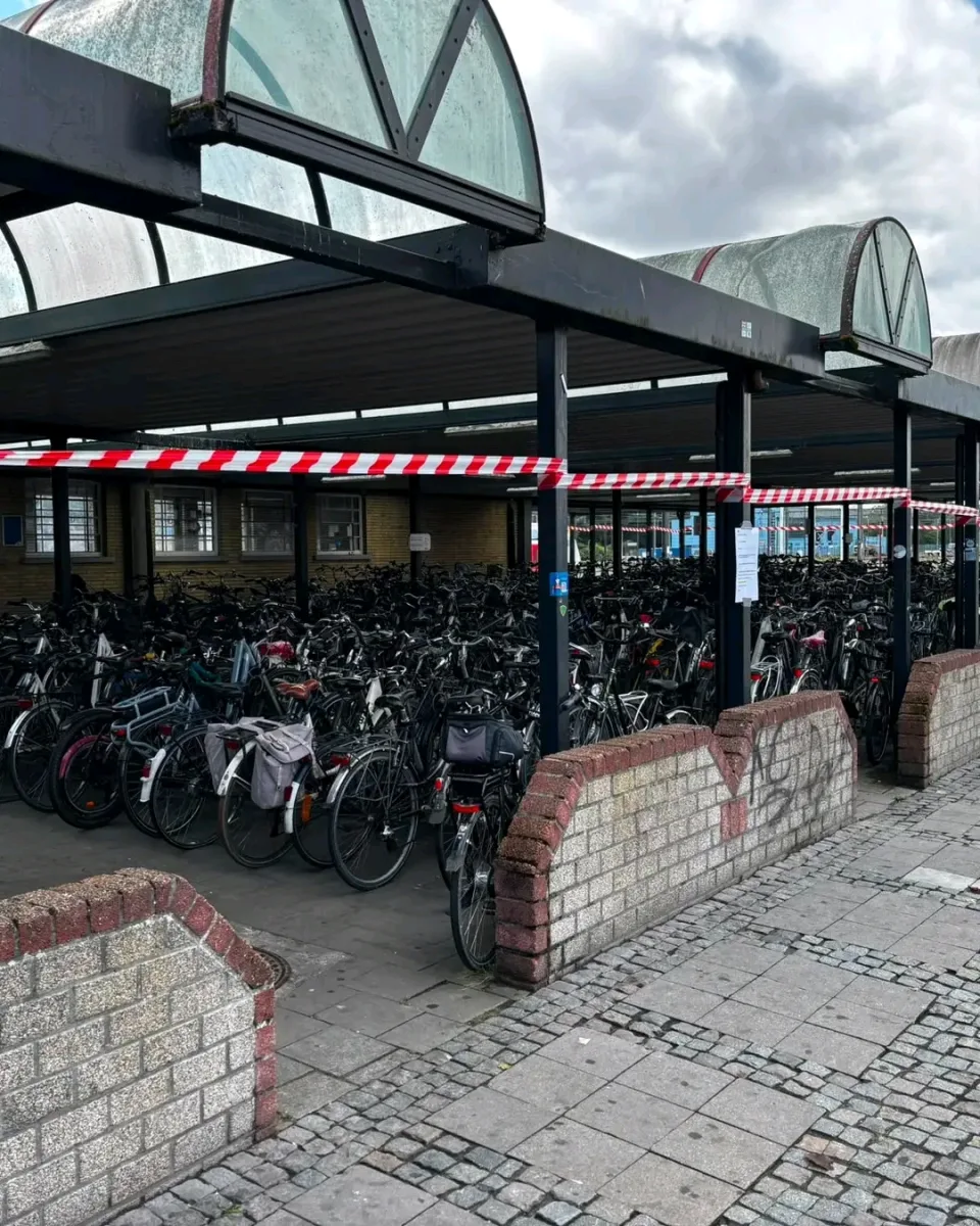 Dendermonde lokale politie kondigt aan dat beide fietsparkings aan het station leeggemaakt zullen worden.