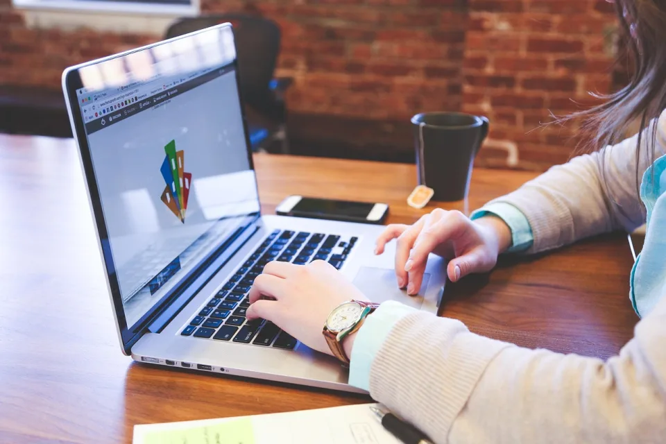Cada vez más estudiantes emprenden y superan nuevas cifras históricas nacionales.
