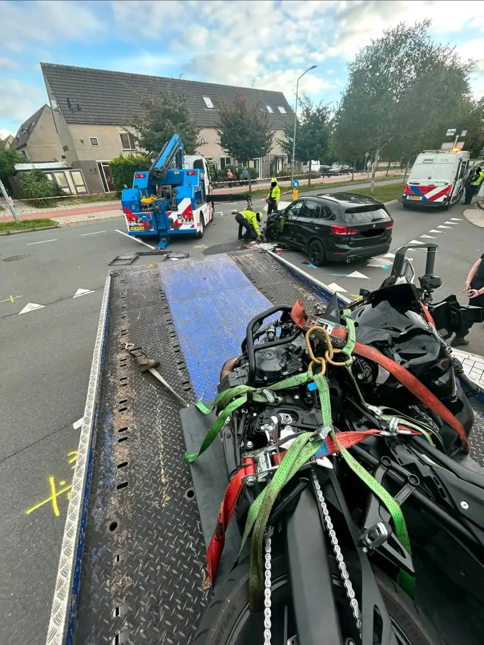 Grave incidente tra auto e moto a Hoorn, il centauro resta gravemente ferito