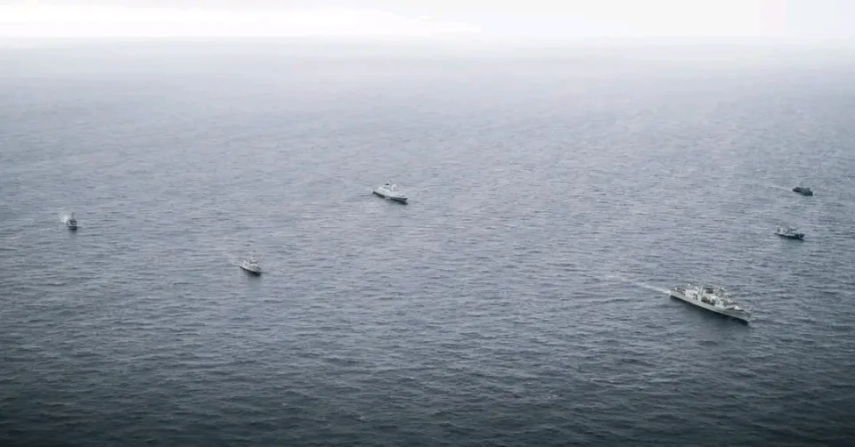 En aguas de Islandia varios buques de la OTAN se reunieron ayer.