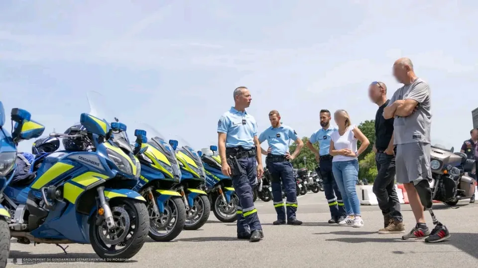 フランス・モルビアン地域で行われたバイク安全運転講習会に多数参加