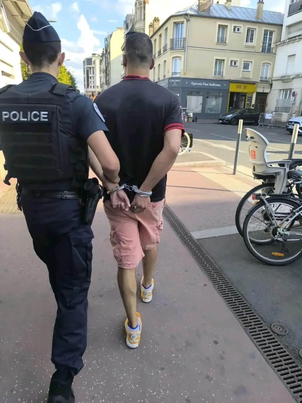 Policía, perros adiestrados y autoridad local colaboran en el operativo conjunto.