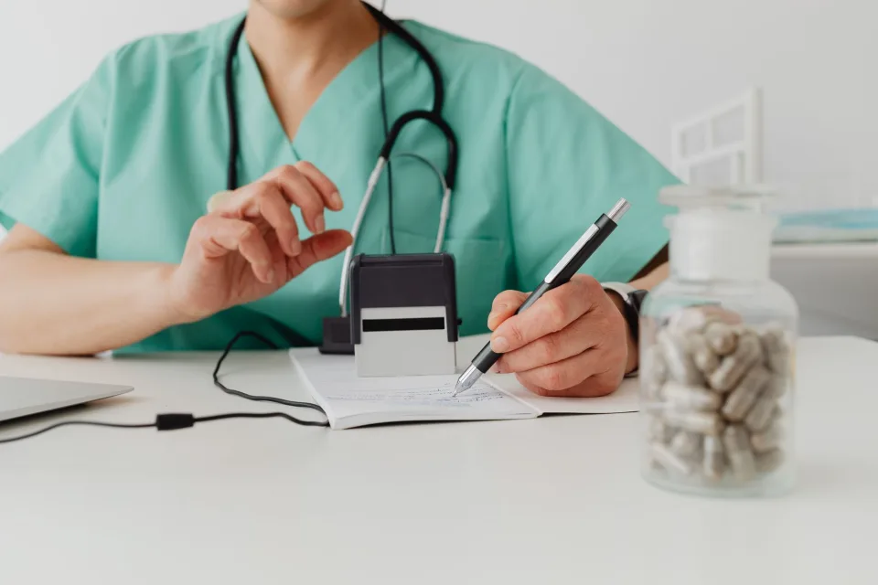 Uit een onderzoek blijkt dat de helft van de Nederlanders moeite heeft met gezondheidsinformatie te begrijpen.