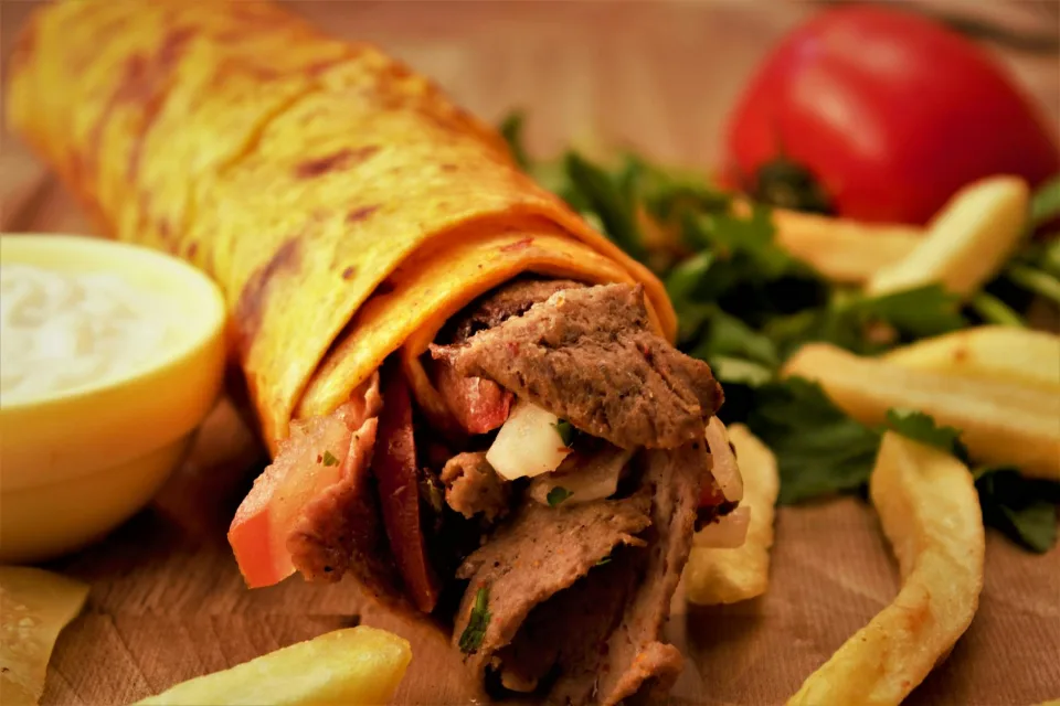 Một công ty kebap ở Anh bị phạt vì bán thịt giả