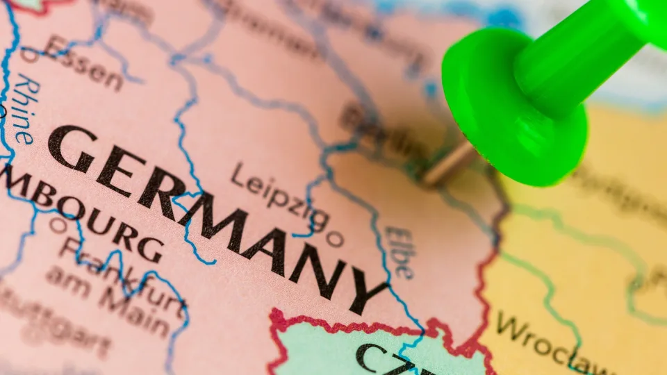 Duitsland heeft op het einde van tweeduizend vijfentwintig nog maar drieëntachtig komma vijf miljoen inwoners.