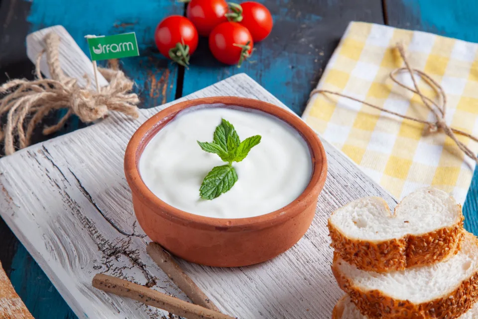 Yoghurt hoort steevast bij het ontbijt en wordt dikwijls gebruikt bij warme maaltijden.