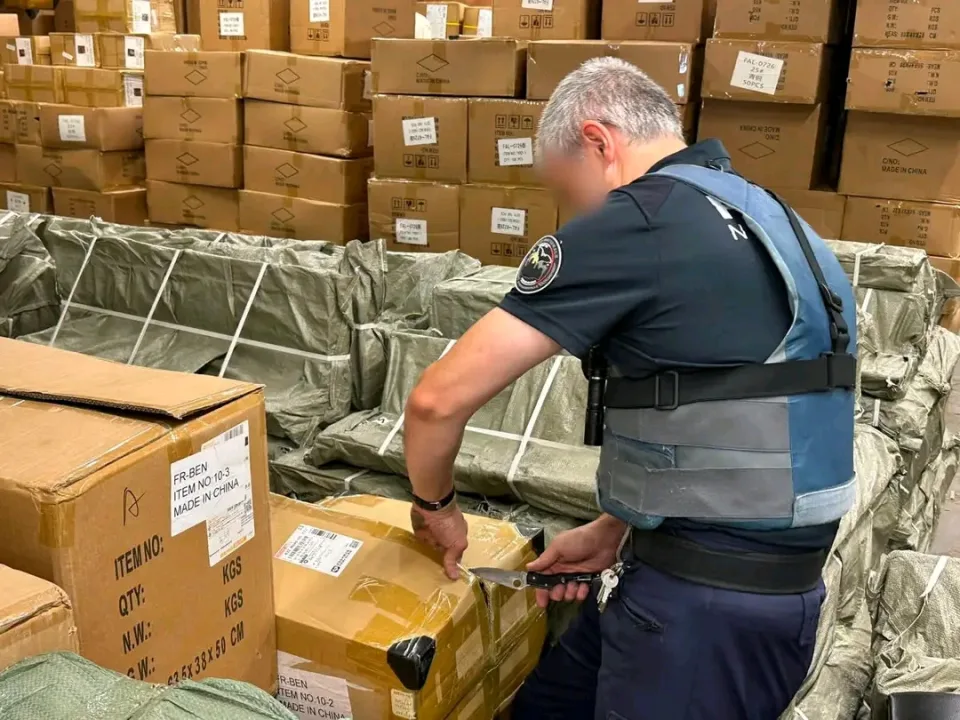 Operazione contro lavoro nero e prodotti contraffatti in un deposito di Gonesse, Val-d’Oise