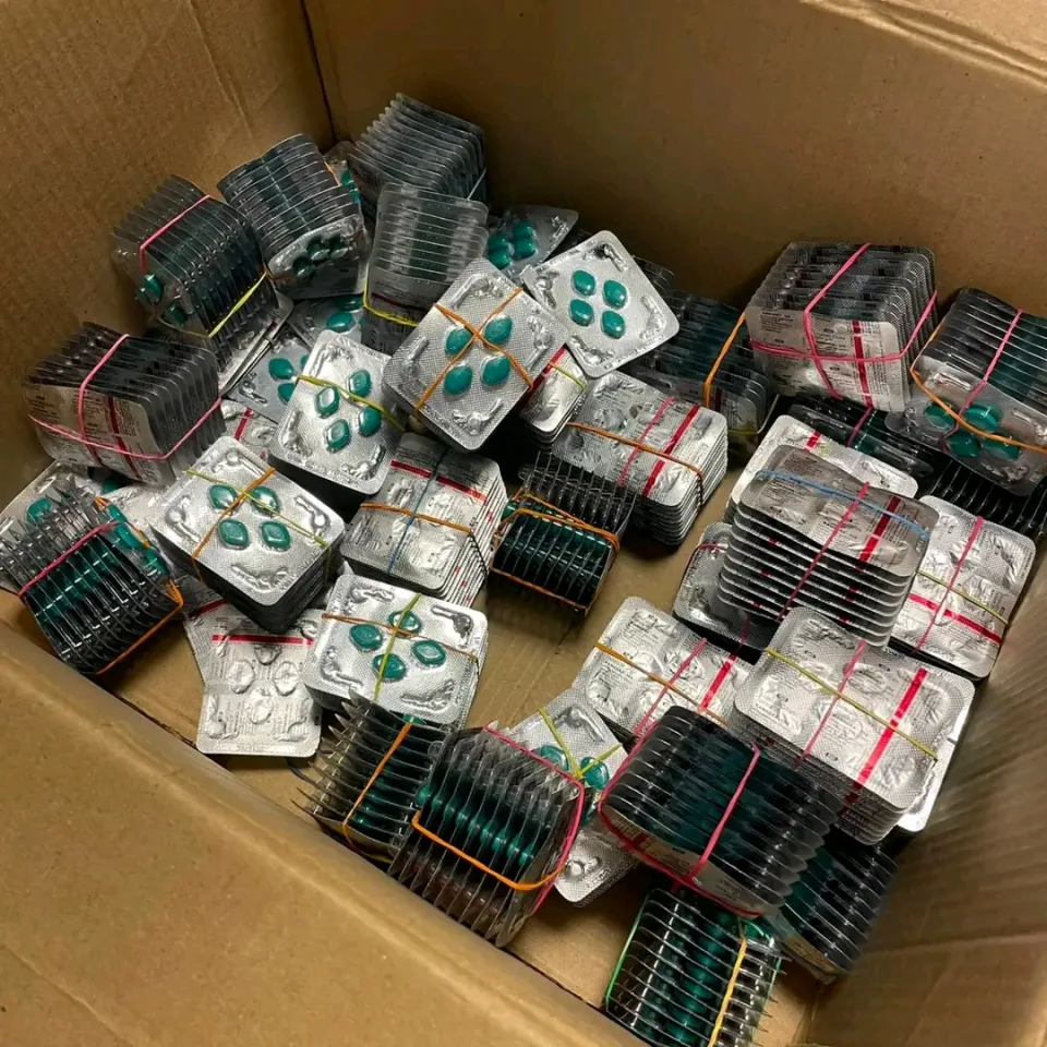 荷兰警方例行检查，意外查获毒品枪支。