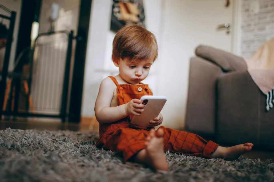 El Parlamento francés debate intensamente una nueva ley que restringe el acceso infantil a plataformas digitales sociales.