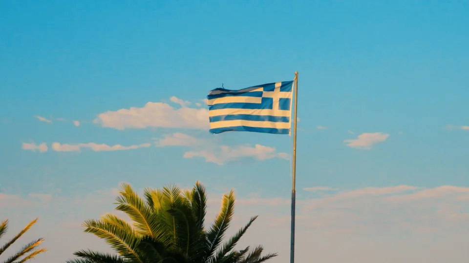 El desempleo en Grecia descendió al nivel más bajo desde dos mil siete.