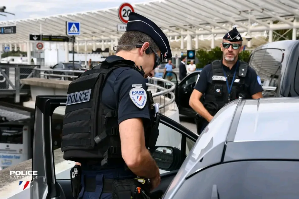 法国尼斯机场警方严查网约车