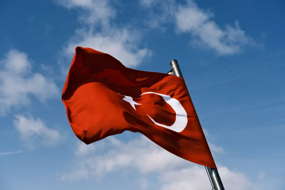 トルコからヨーロッパへの難民申請が四割減少、新パクトの影響色濃く反映