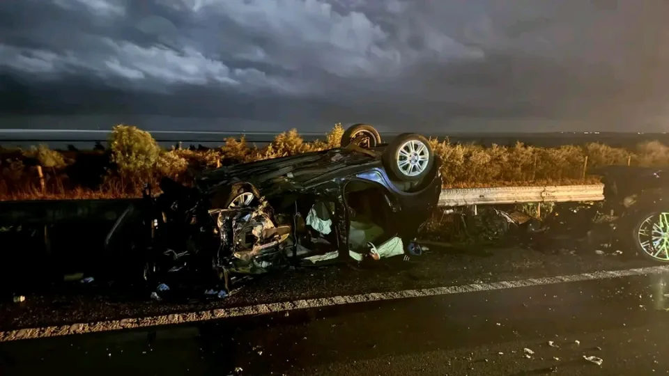 Στην Ολλανδία, τρία αυτοκίνητα ενεπλάκησαν σε σοβαρό τροχαίο μεταξύ Lelystad και Enkhuizen.