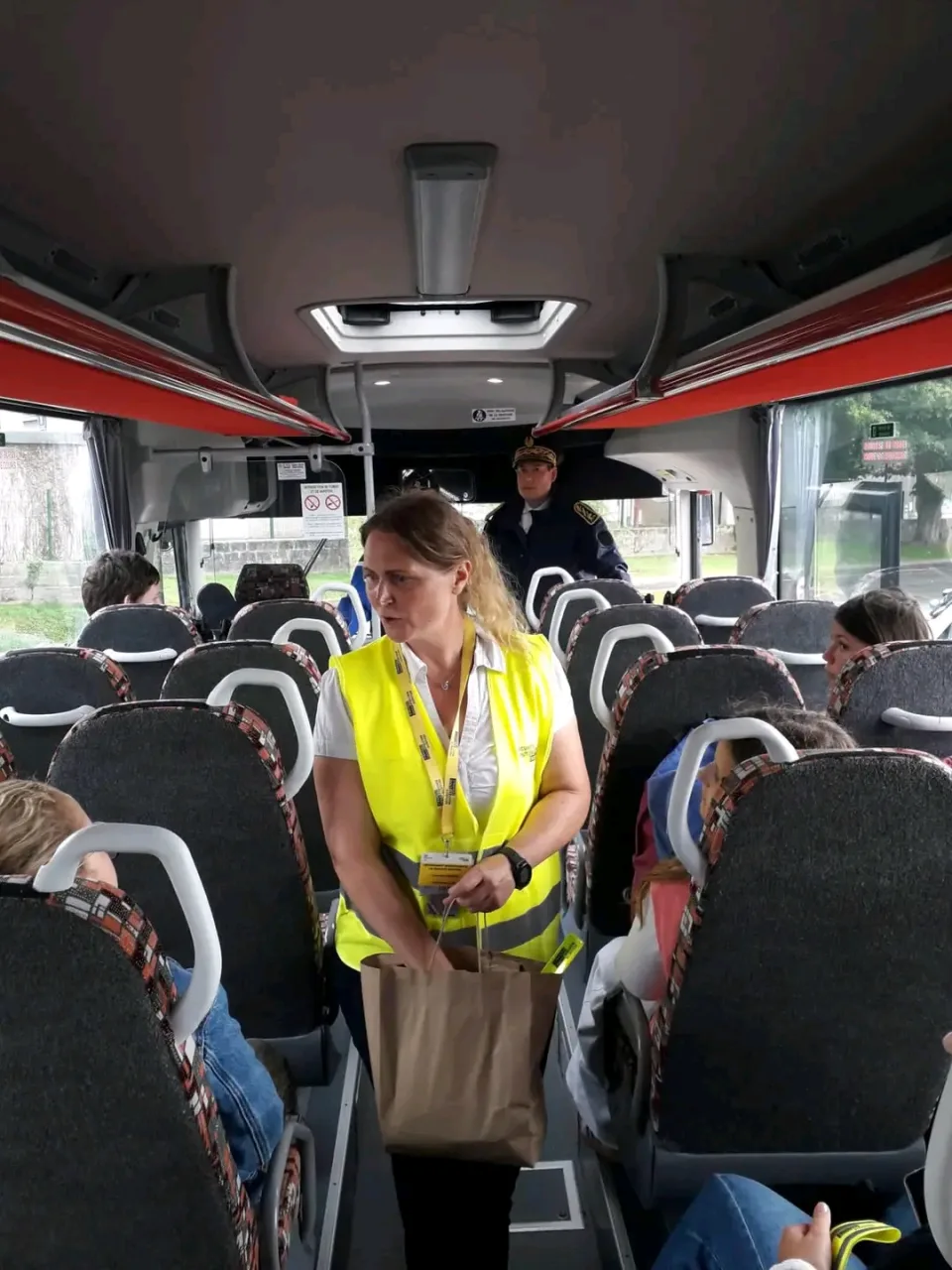 Comienza el nuevo curso escolar con controles exhaustivos a autobuses escolares.