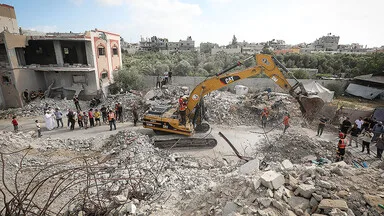 İsrail’in Gazze’de yıktığı binada 150 kişinin naaşı makinesiyle aranıyor