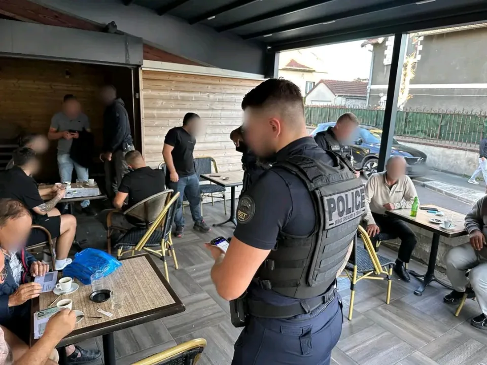 Polizei entdeckt Schmuggelware und illegales Überwachungssystem in französischem Shisha-Café