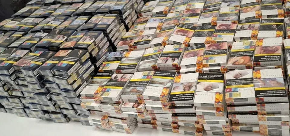 Bulgaristan'da havalimanında yolcunun bagajından 1000 paket sigara çıktı