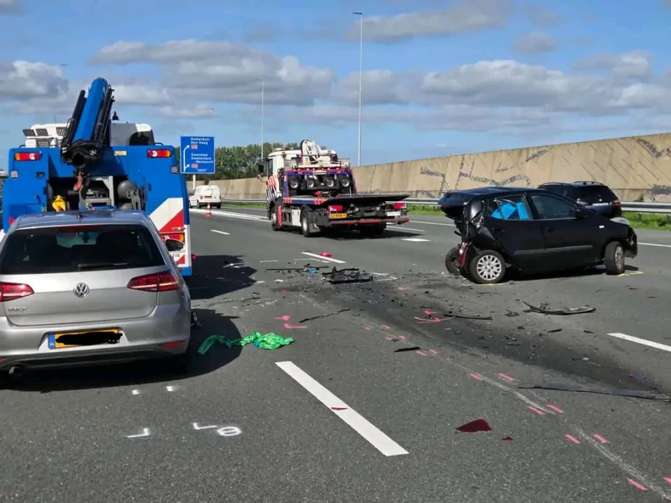 Hollanda’da A9 yakınlarında ciddi kaza sonrası araç incelemeye alındı