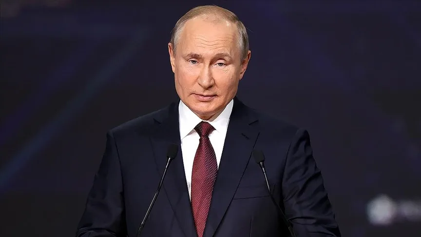 Poetin verklaart dat sommigen in Europa denken dat Rusland een aanval plant en zich voorbereiden op oorlog.