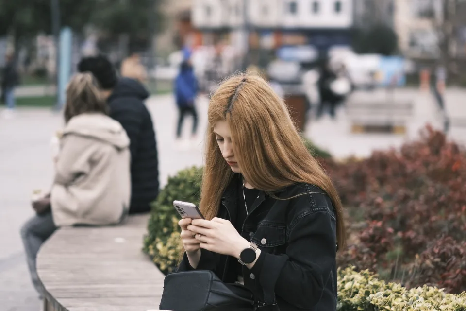 Anstieg digitaler Gewalt zwingt Frauen in Deutschland zur Zurückhaltung online