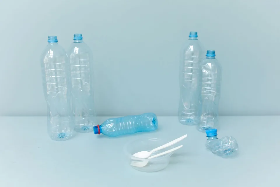 Rosnąca popularność wody butelkowanej pogłębia światowy problem odpadów plastikowych