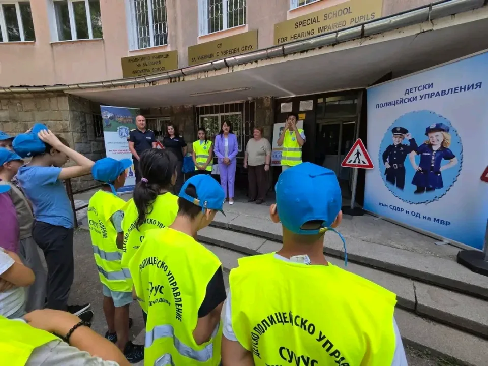 Sofia: Polițiști și pompieri organizează eveniment pentru copii cu deficiențe de auz