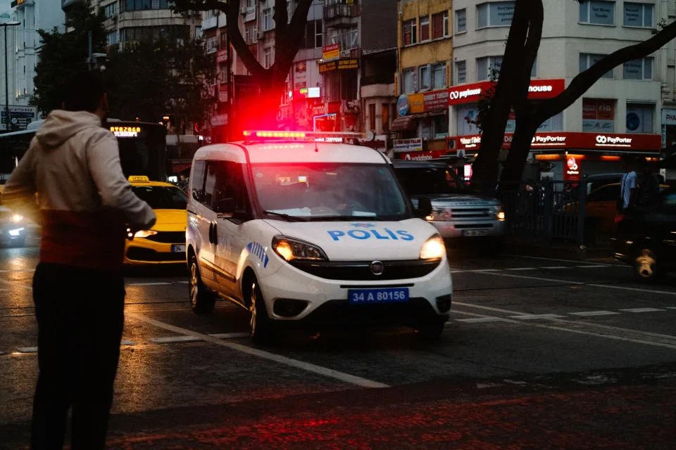 Almanya'da dört milyon avro dolandırıcılıkla aranan şüpheli İstanbul'da yüz değiştirirken yakalandı