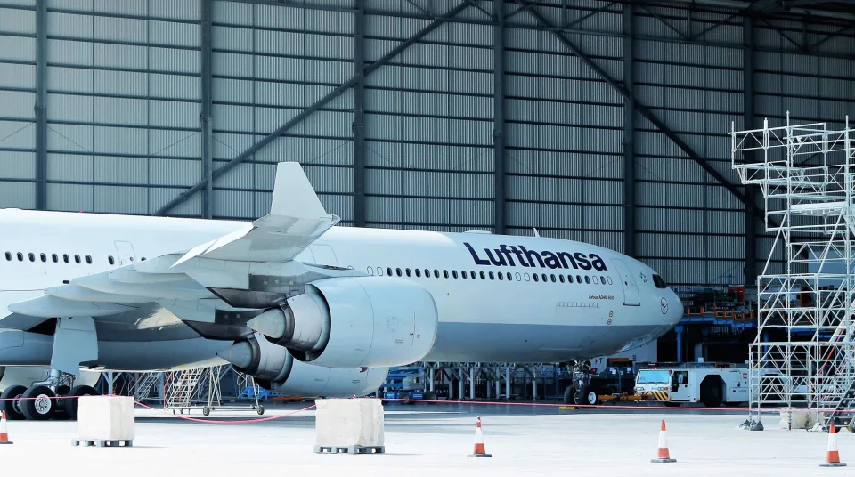 Lufthansa, Almanya'da yakıt sıkıntısı nedeniyle Frankfurt uçuşlarında fazla yakıt istedi