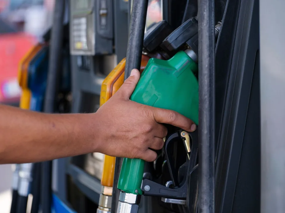Fransa’da motorine çifte indirim: litre başına 28 cent düşecek