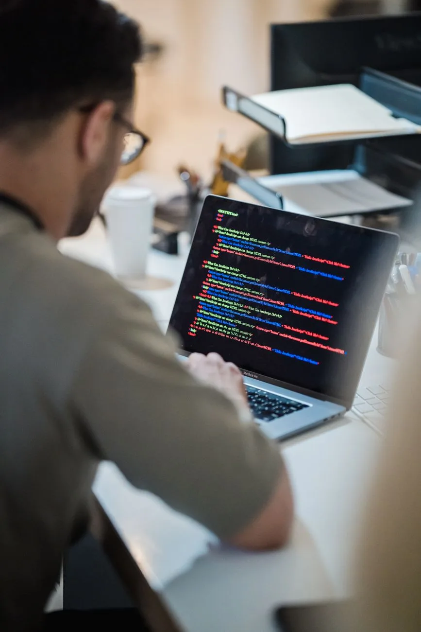 Fyra av tio belgare lever digitalt utsatt – digitala skillnader kvarstår trots AI:s framfart