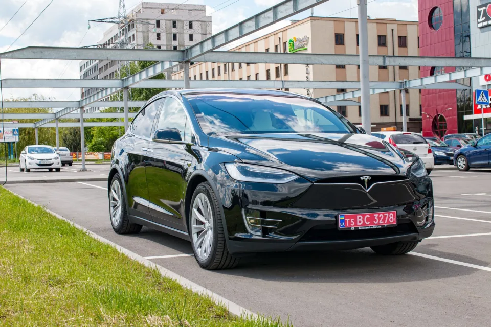 Na świecie coraz więcej obiektów krytycznych ogranicza wjazd obcym pojazdom elektrycznym