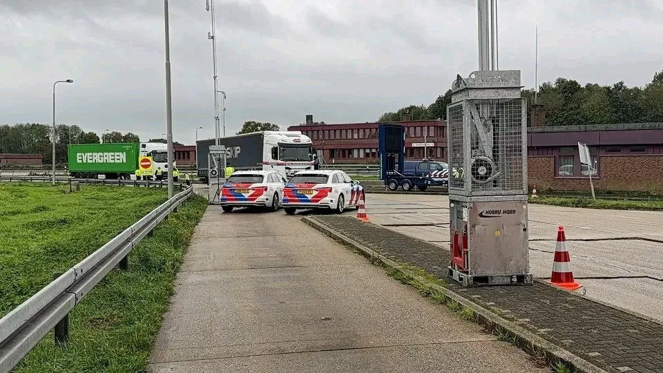 オランダA七十七高速道路で大規模な交通取り締まりが実施される