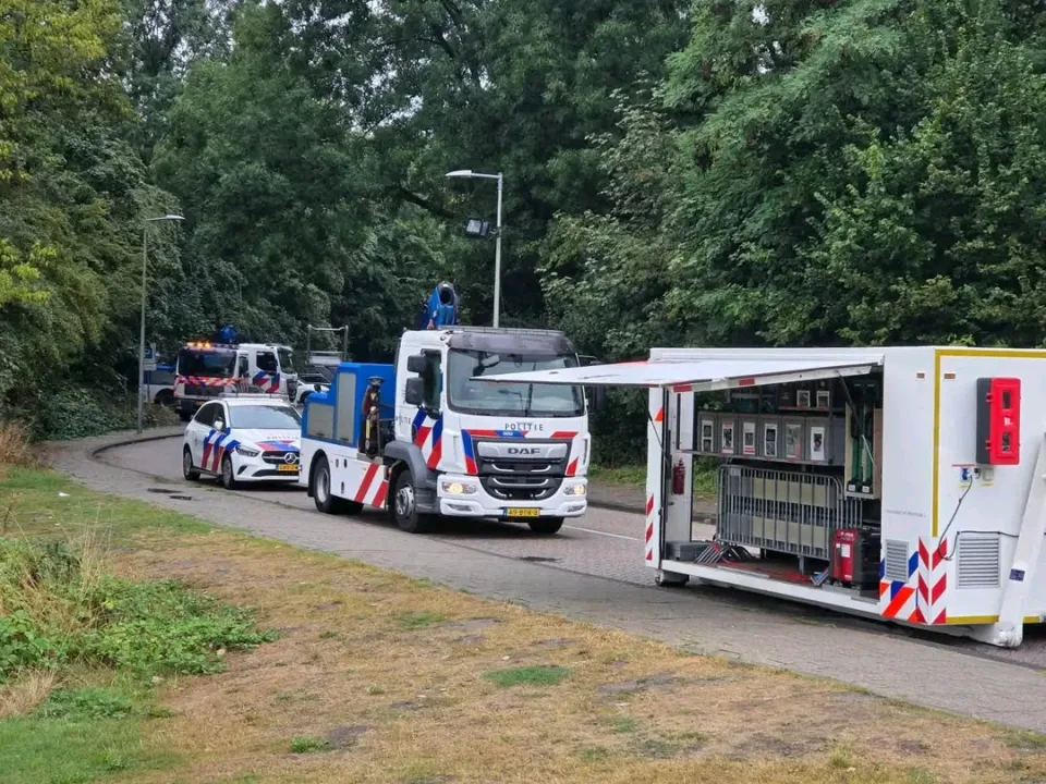 アムステルダム警察輸送部隊、多様な車両と専門支援で二十四時間体制の活動