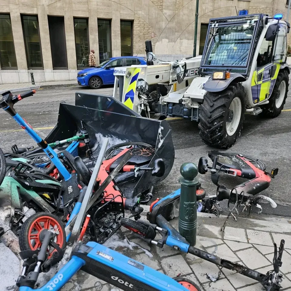Des vélos incendiés et du mobilier urbain retirés après une manifestation à Bruxelles