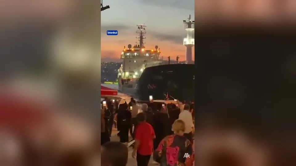 Keştiya barhilgir li Boğaza Îstanbulê ji ber xelela makîneyê trafîk rawestand