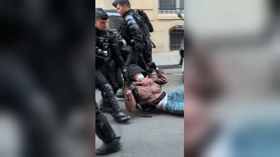 Fransa'da Sciences Po Üniversitesi çevresinde öğrenciler ile polis arasında arbede yaşandı