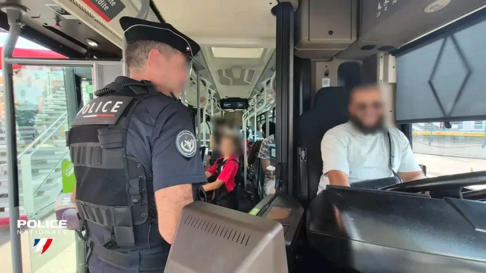 Fransa Essonne'da toplu taşımada güvenlik için 21 polis görevlendirildi
